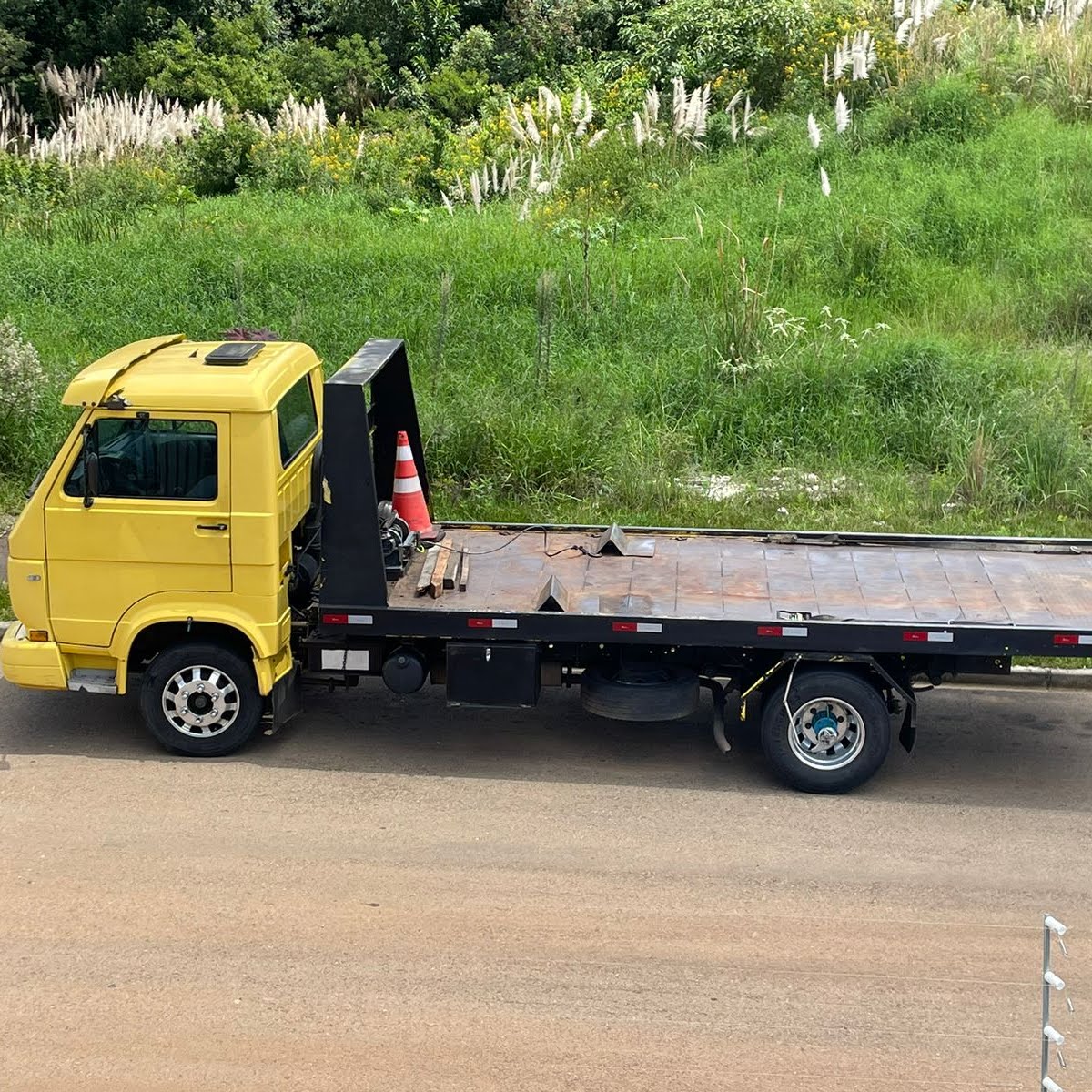 Caminhão plataforma pronto para atendimento